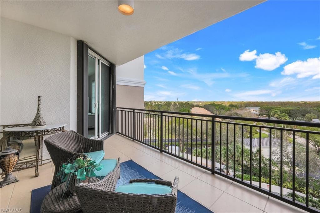 455 Cove Tower Dr 703, Naples, FL 34110-22