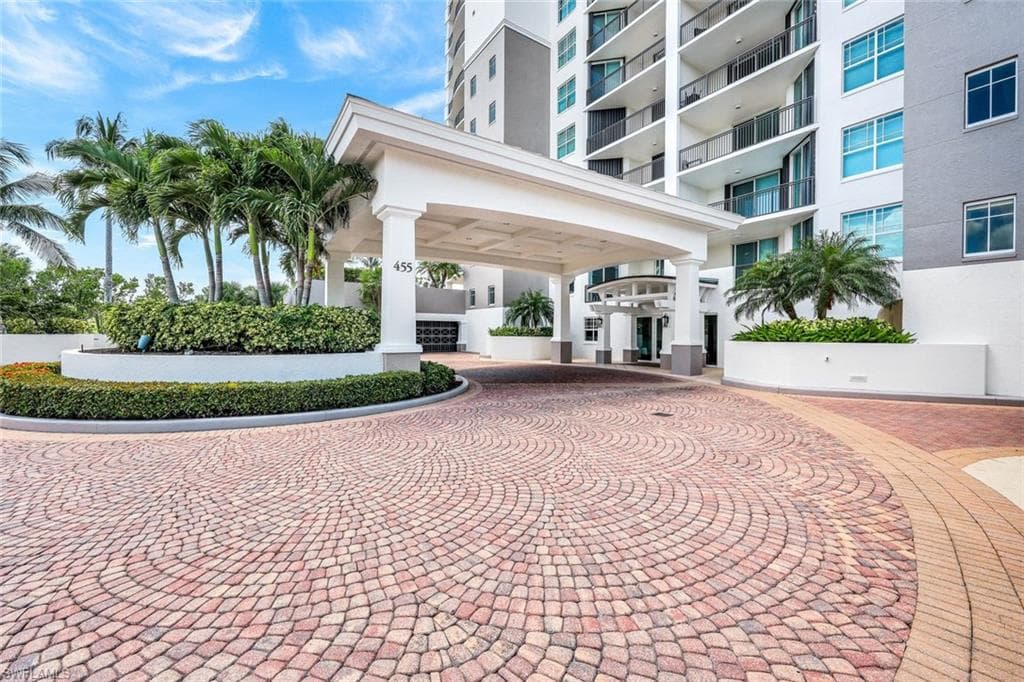 455 Cove Tower Dr 703, Naples, FL 34110-3