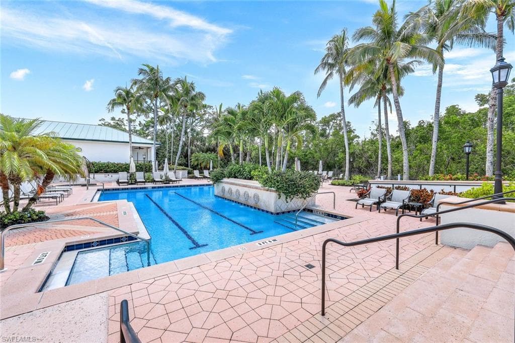 455 Cove Tower Dr 703, Naples, FL 34110-40
