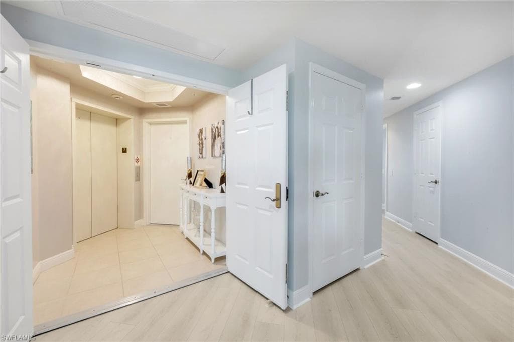455 Cove Tower Dr 703, Naples, FL 34110-4