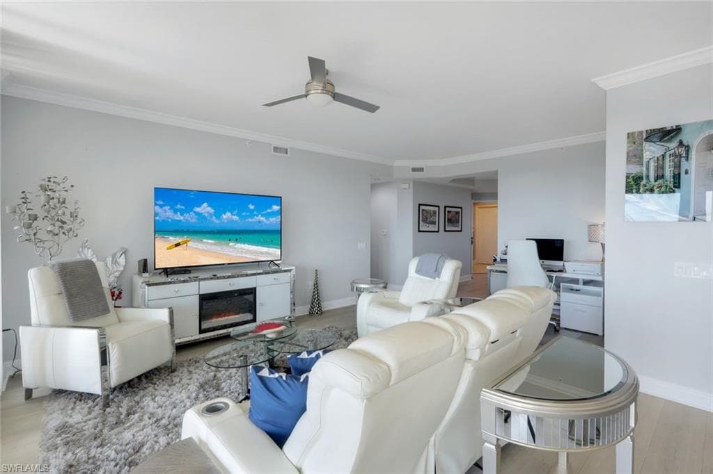 455 Cove Tower Dr 703, Naples, FL 34110-7