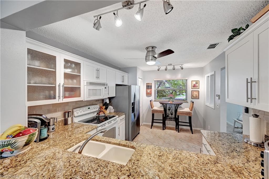 784 Landover Cir 203, Naples, FL 34104-6