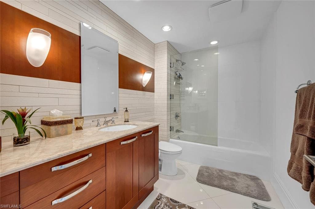 13675 Vanderbilt Dr 810, Naples, FL 34110-14