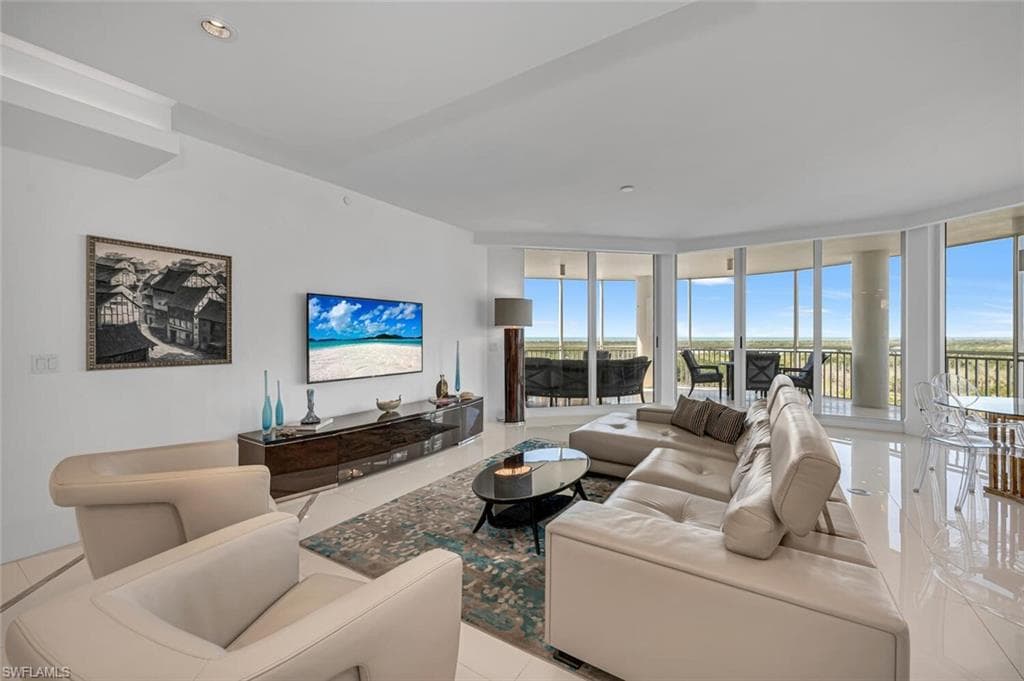 13675 Vanderbilt Dr 810, Naples, FL 34110-3