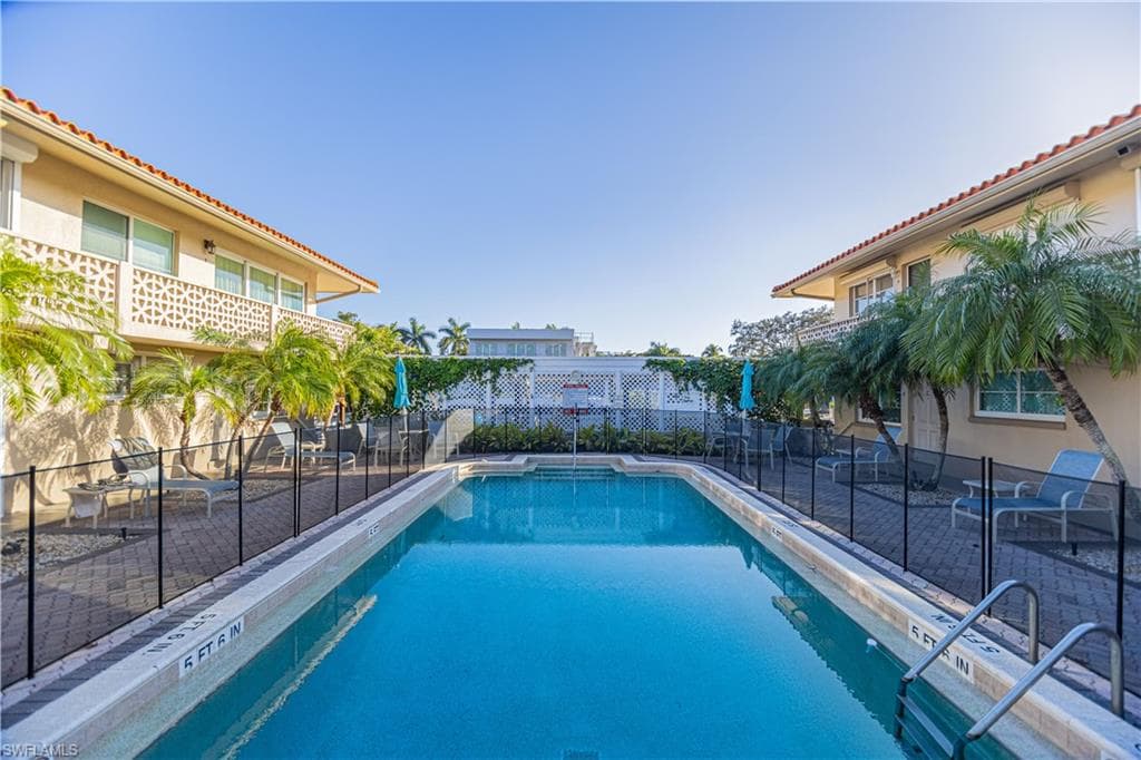 320 14th Ave S 320e, Naples, FL 34102-19