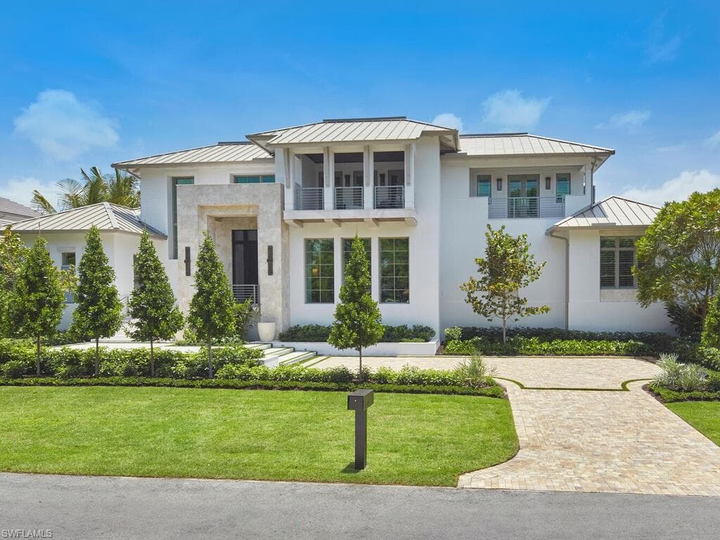 2075 Gordon Dr E, Naples, FL 34102-1