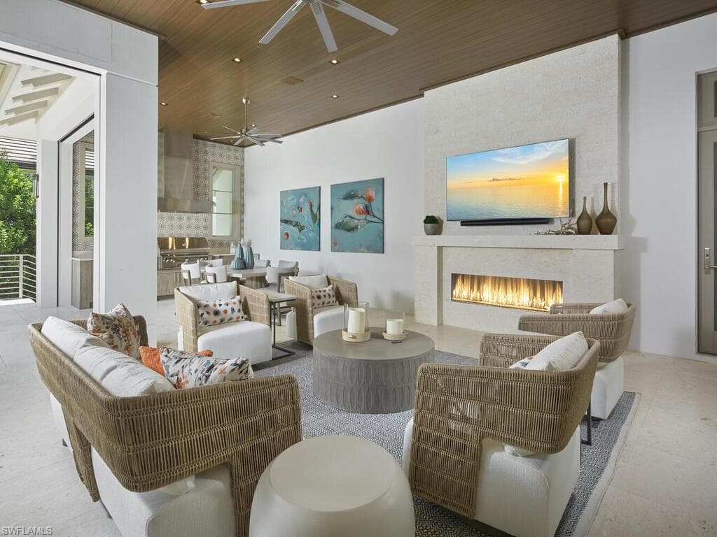 2075 Gordon Dr E, Naples, FL 34102-32