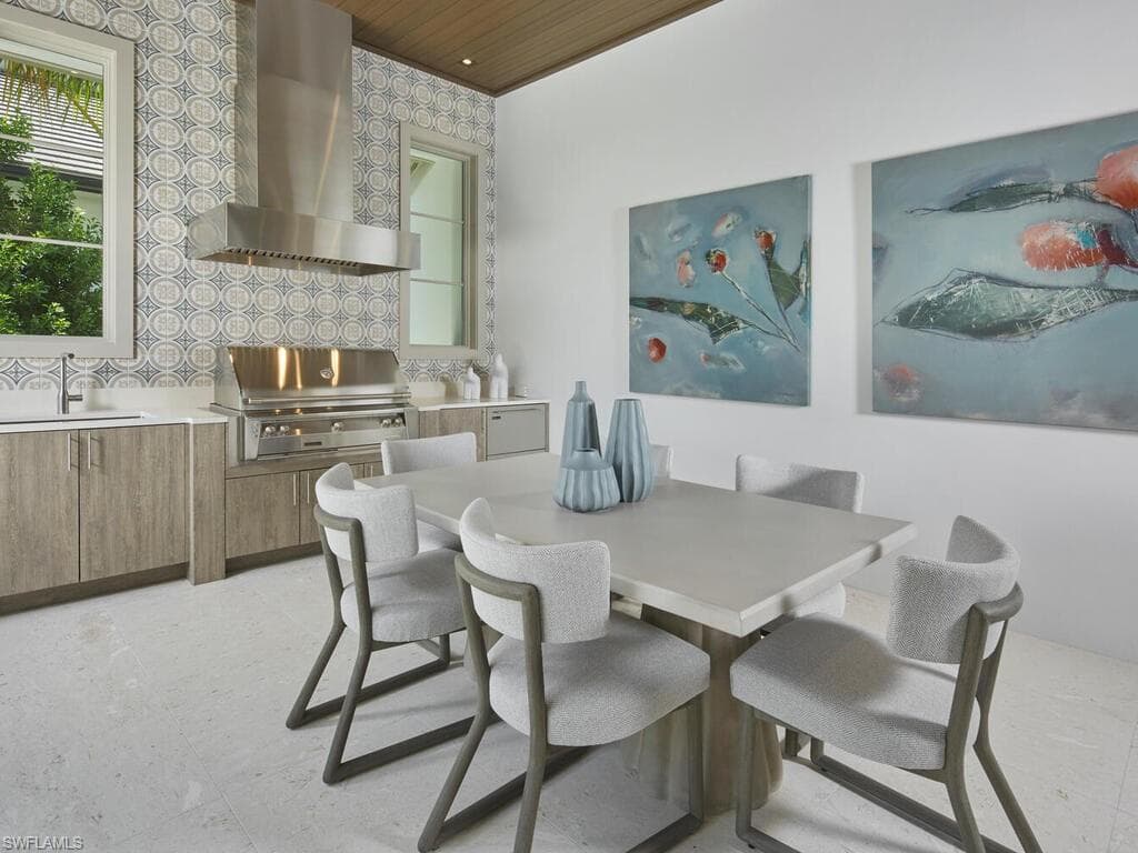 2075 Gordon Dr E, Naples, FL 34102-33