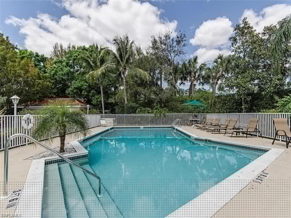 2585 Old Groves Rd 104, Naples, FL 34109-29