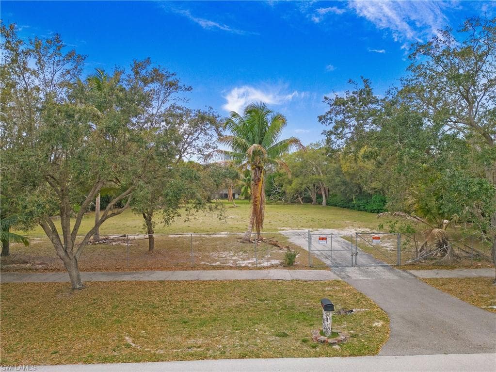172 Hickory Rd, Naples, FL 34108-2