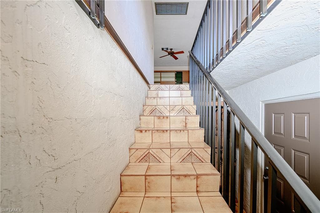 828 Wiggins Pass Rd 11, Naples, FL 34110-9