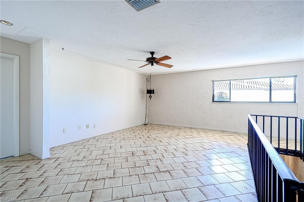828 Wiggins Pass Rd 11, Naples, FL 34110-10