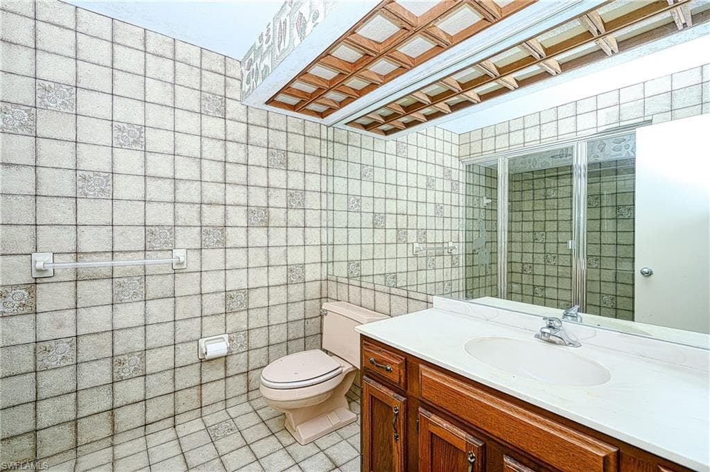 828 Wiggins Pass Rd 11, Naples, FL 34110-26