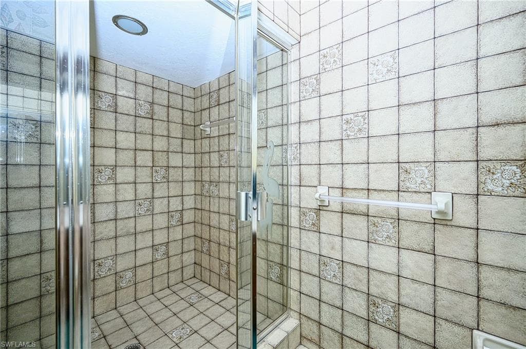 828 Wiggins Pass Rd 11, Naples, FL 34110-27