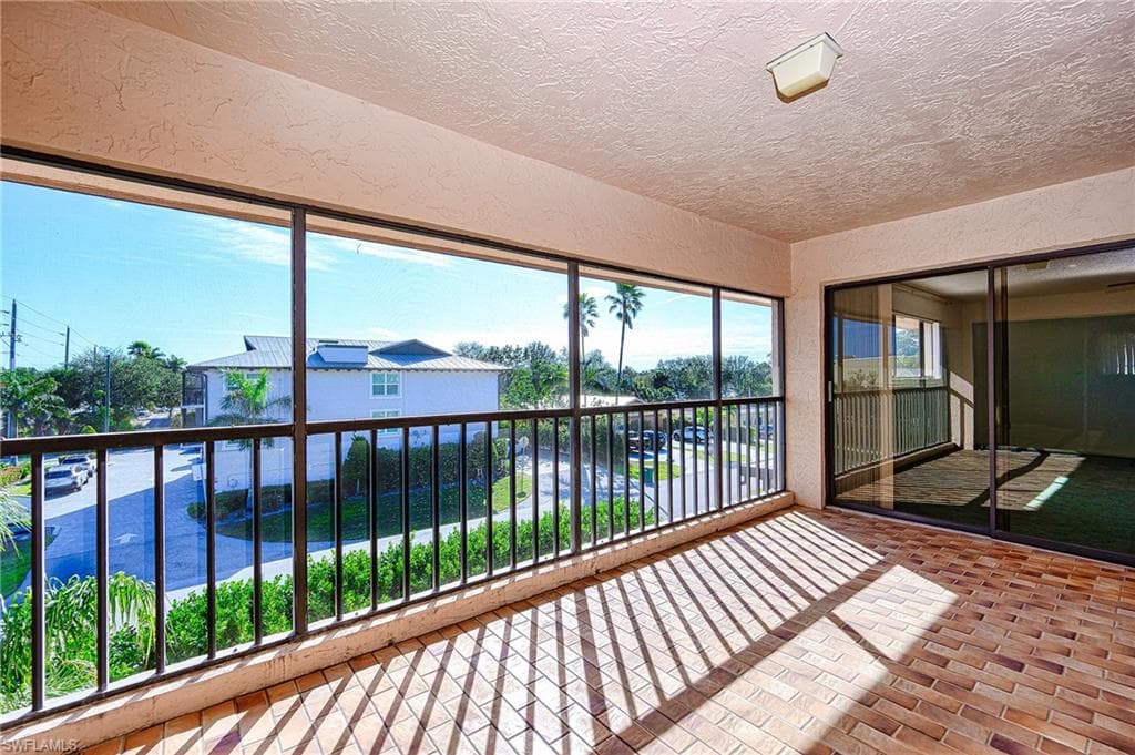 828 Wiggins Pass Rd 11, Naples, FL 34110-28