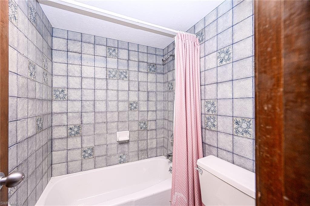 828 Wiggins Pass Rd 11, Naples, FL 34110-34