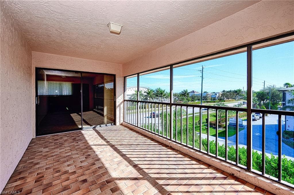 828 Wiggins Pass Rd 11, Naples, FL 34110-4