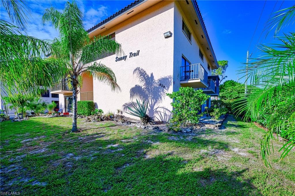 828 Wiggins Pass Rd 11, Naples, FL 34110-5