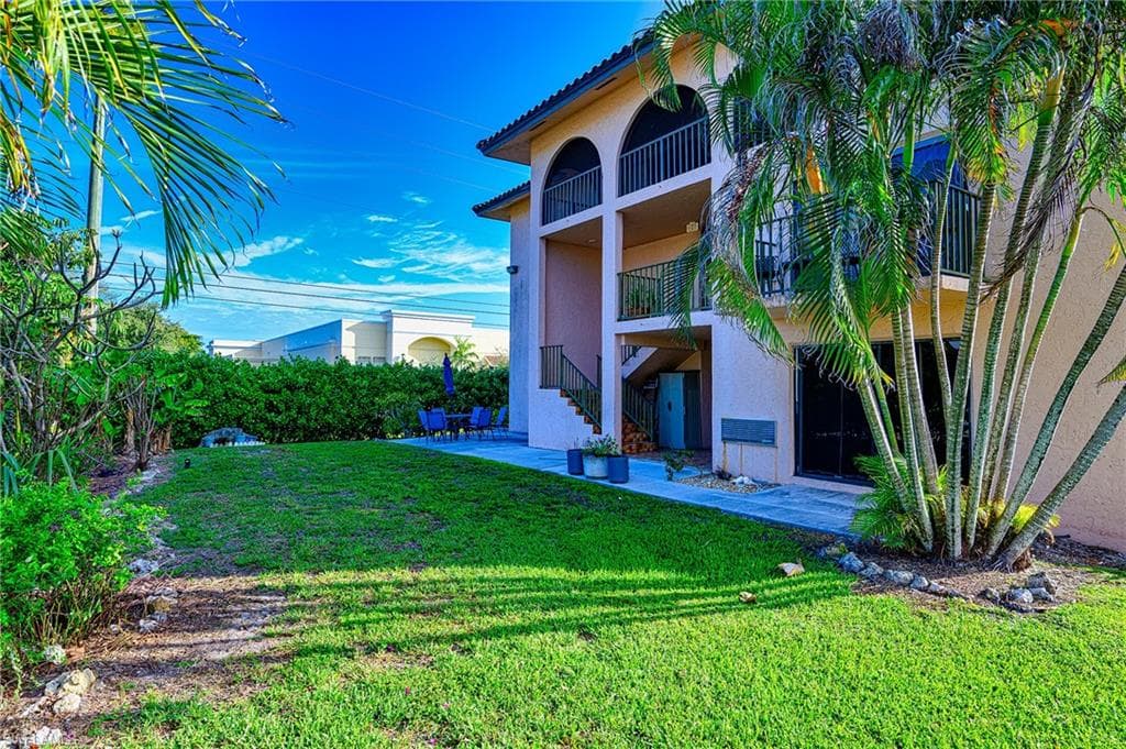 828 Wiggins Pass Rd 11, Naples, FL 34110-7