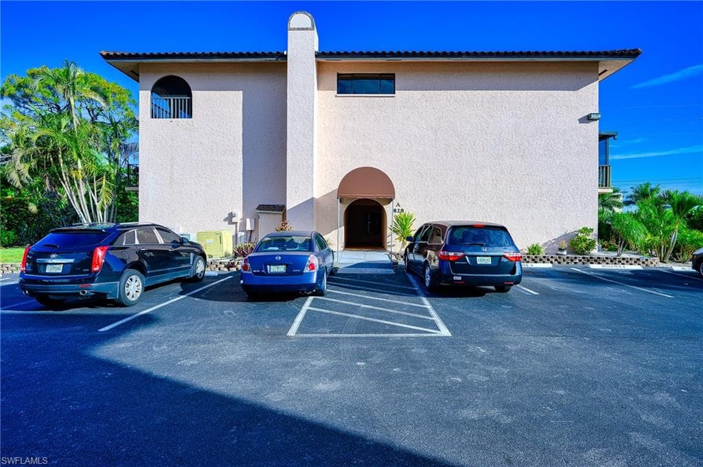 828 Wiggins Pass Rd 11, Naples, FL 34110-8