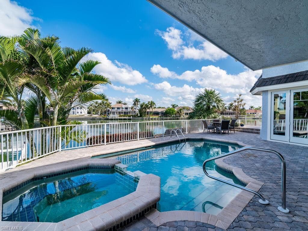 482 Clifton Ct, Marco Island, FL 34145-32