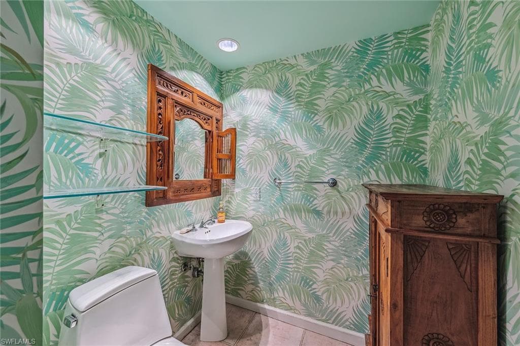 8720 Bay Colony Dr 104, Naples, FL 34108-17