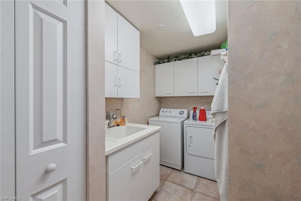 8720 Bay Colony Dr 104, Naples, FL 34108-18