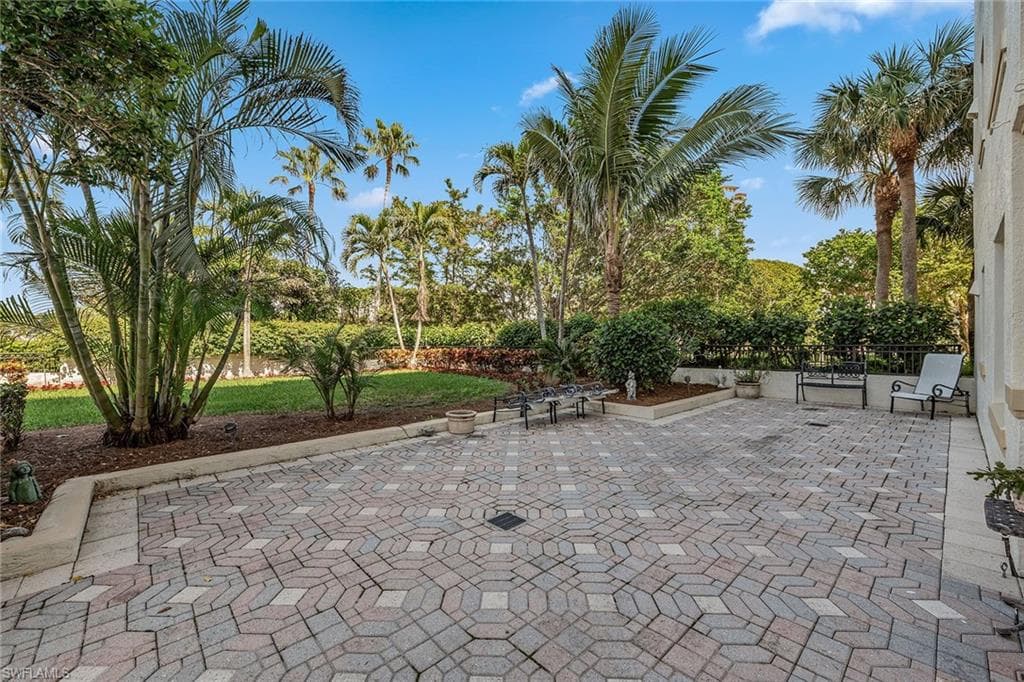 8720 Bay Colony Dr 104, Naples, FL 34108-20