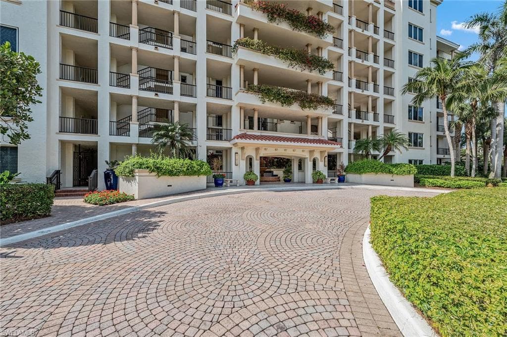 8720 Bay Colony Dr 104, Naples, FL 34108-22
