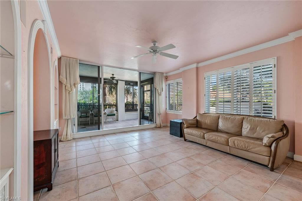 8720 Bay Colony Dr 104, Naples, FL 34108-3