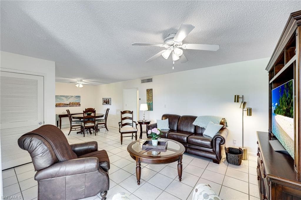 2000 Alamanda Dr 206, Naples, FL 34102-9