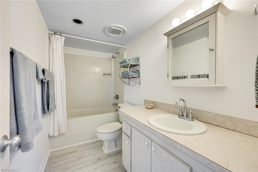 2000 Alamanda Dr 206, Naples, FL 34102-17