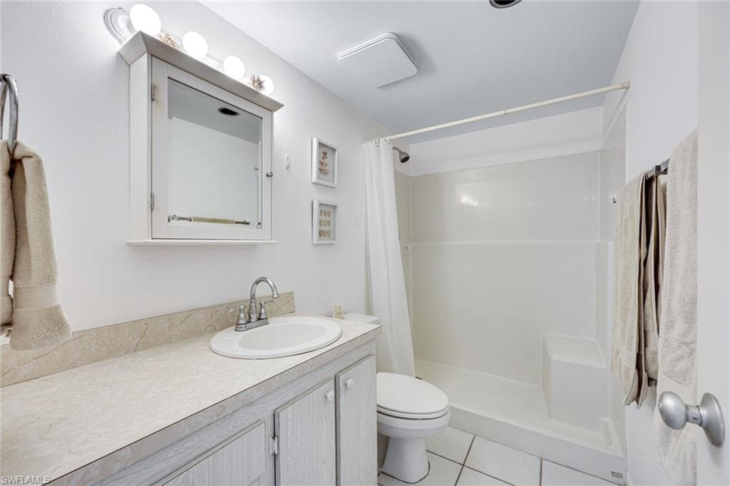 2000 Alamanda Dr 206, Naples, FL 34102-19