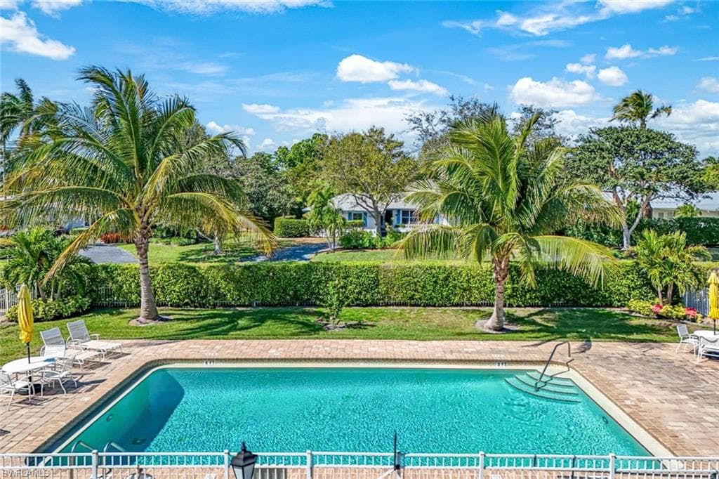 2000 Alamanda Dr 206, Naples, FL 34102-23