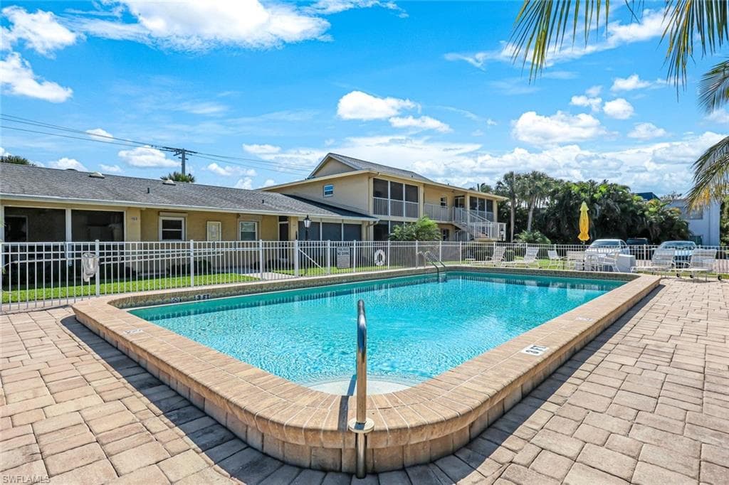 2000 Alamanda Dr 206, Naples, FL 34102-25