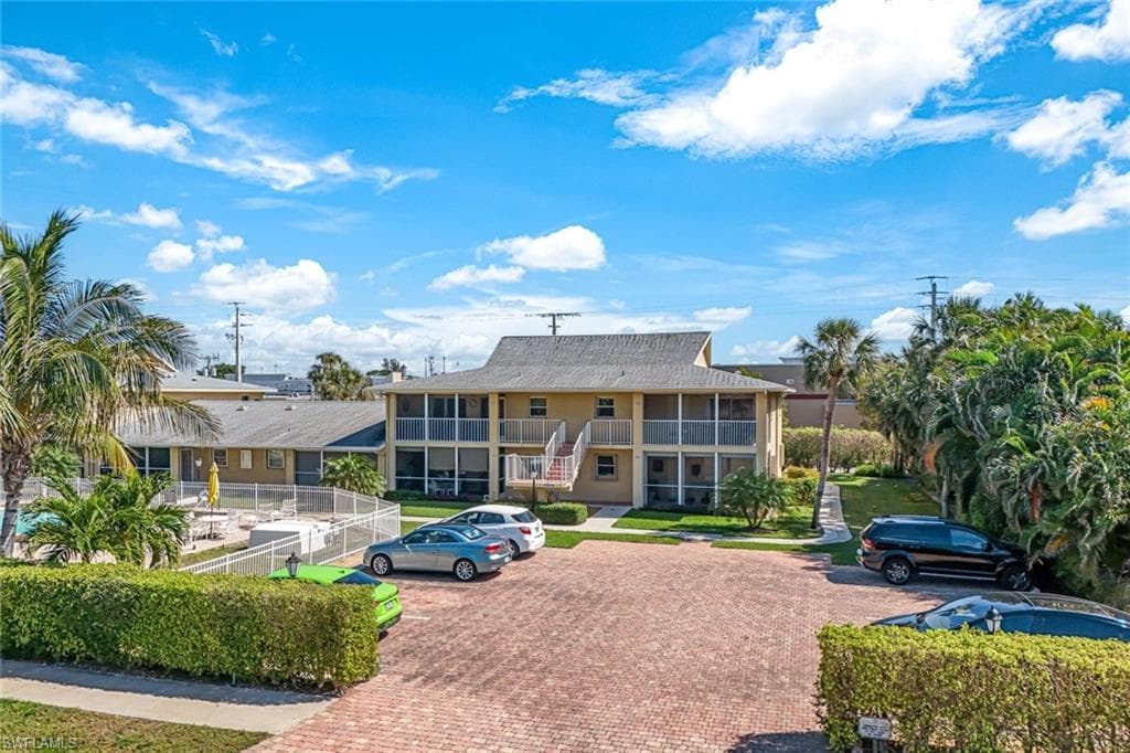 2000 Alamanda Dr 206, Naples, FL 34102-4