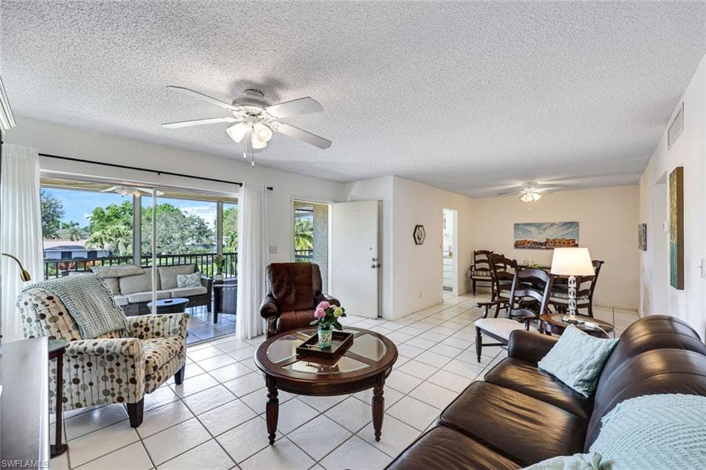 2000 Alamanda Dr 206, Naples, FL 34102-8