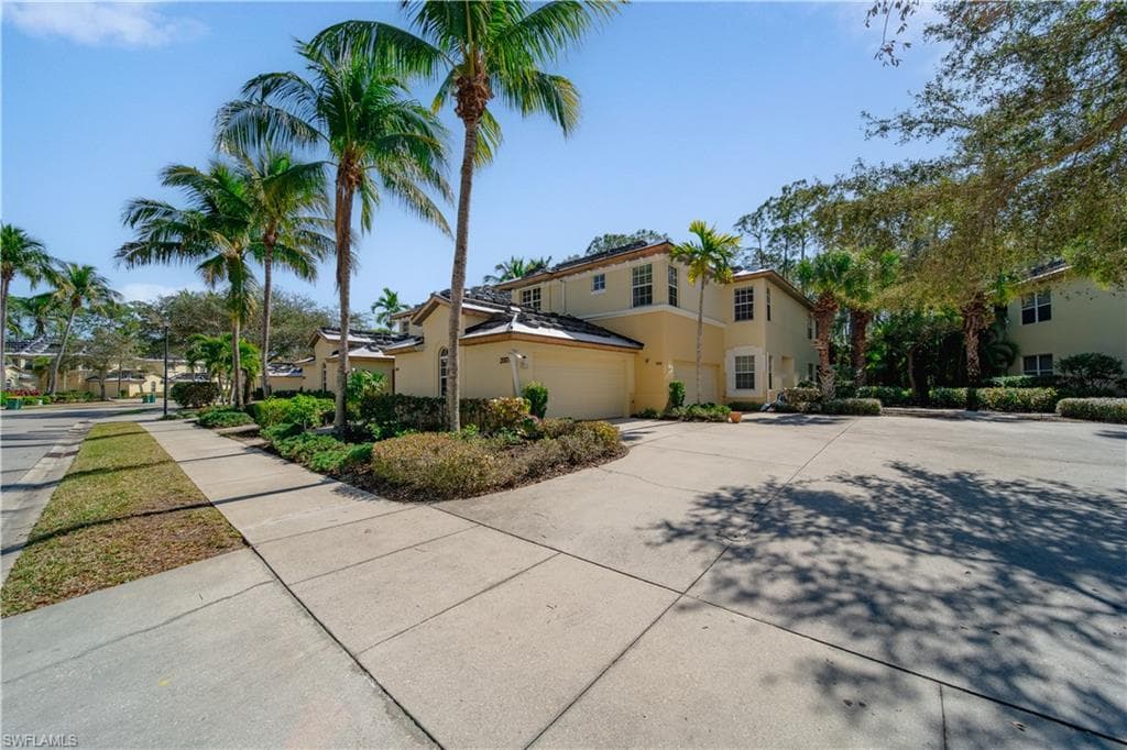 2001 Tarpon Bay Dr N 202, Naples, FL 34119-20