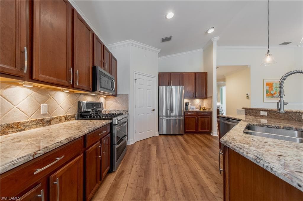 2001 Tarpon Bay Dr N 202, Naples, FL 34119-5