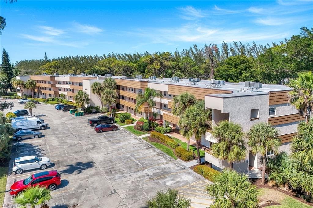 499 Forest Lakes Blvd 312, Naples, FL 34105-26