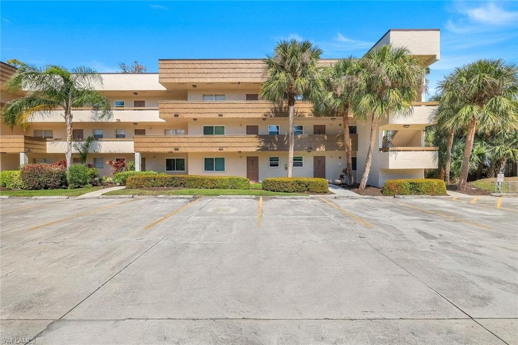 499 Forest Lakes Blvd 312, Naples, FL 34105-3