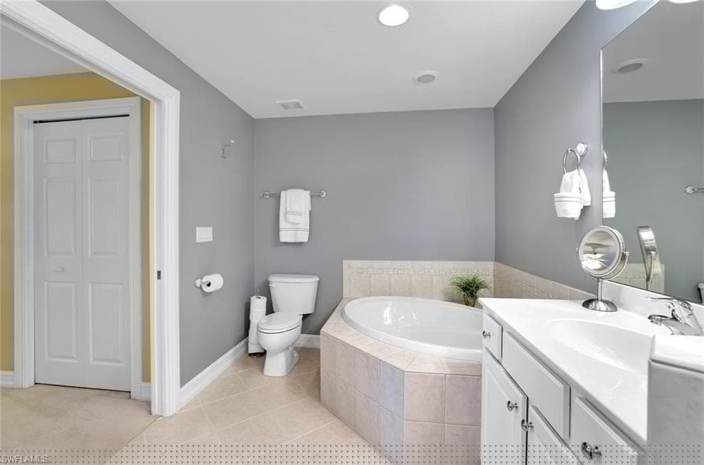 9113 Michael Cir 7, Naples, FL 34113-17