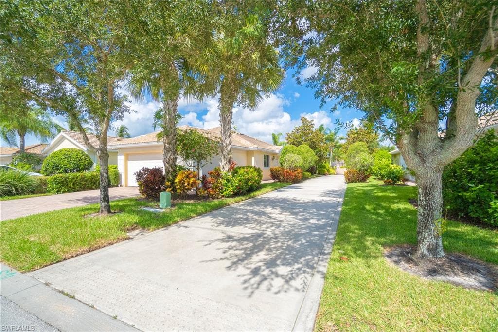 8696 Genova Ct, Naples, FL 34114-4