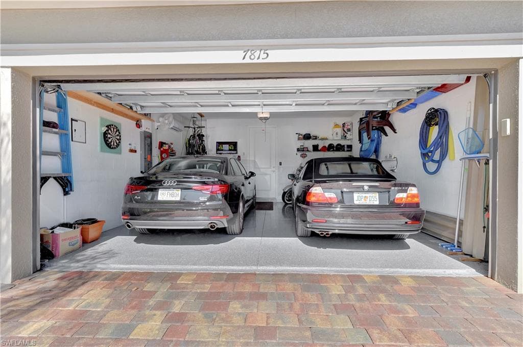 7815 Jacaranda Ln, Naples, FL 34114-30
