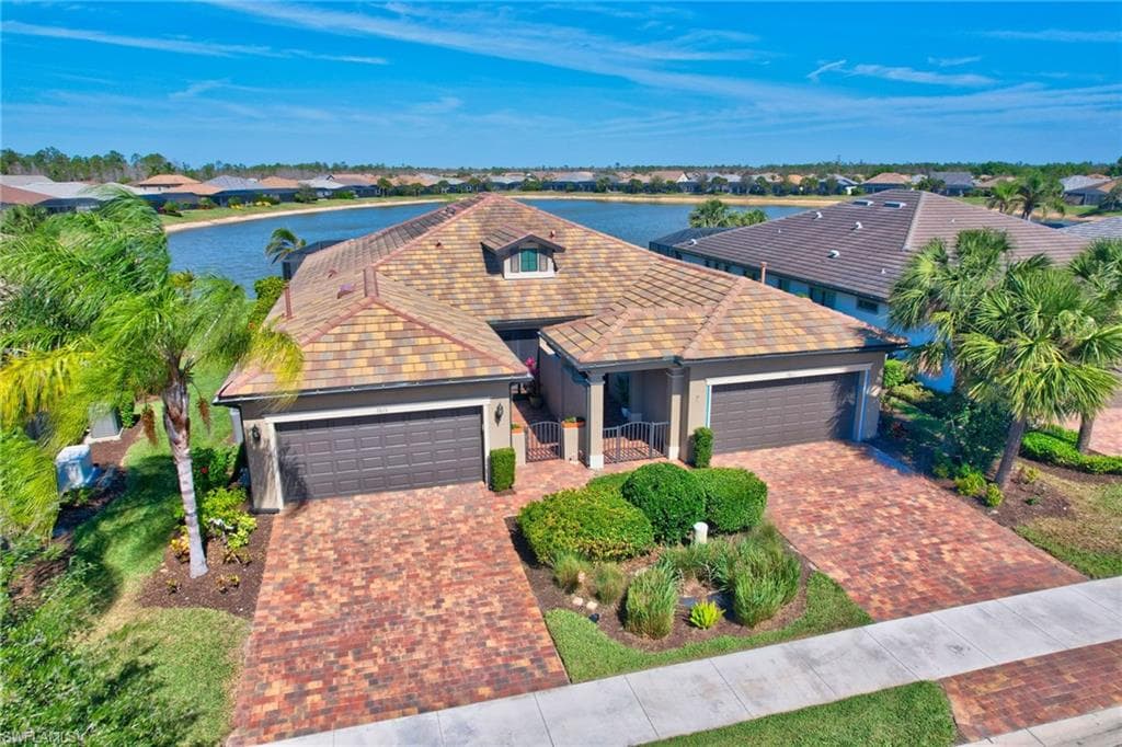 7815 Jacaranda Ln, Naples, FL 34114-33