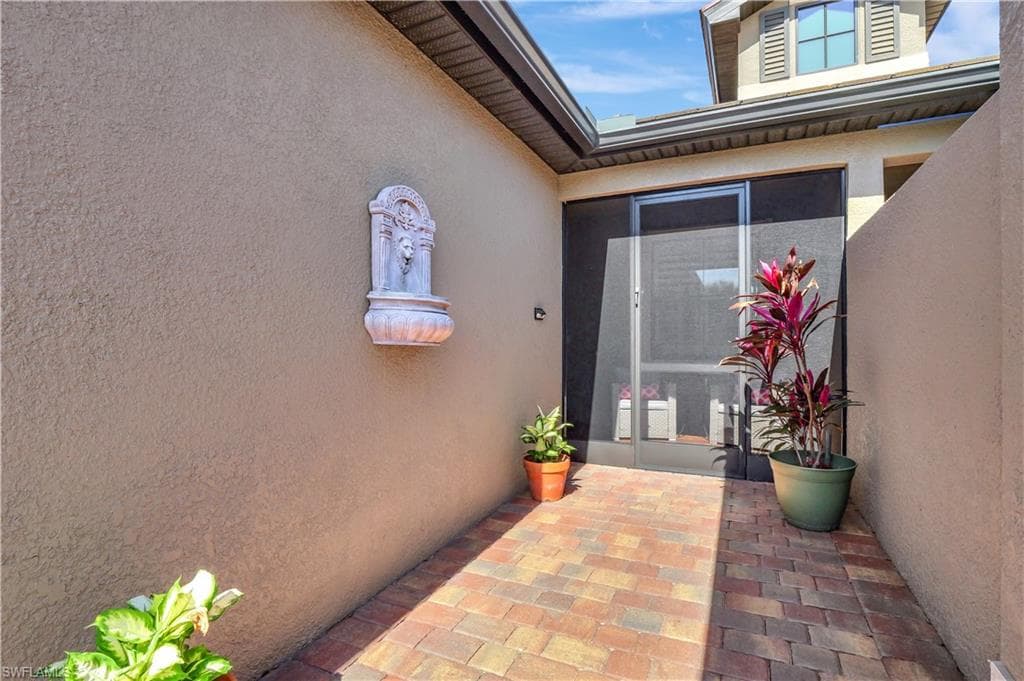 7815 Jacaranda Ln, Naples, FL 34114-4