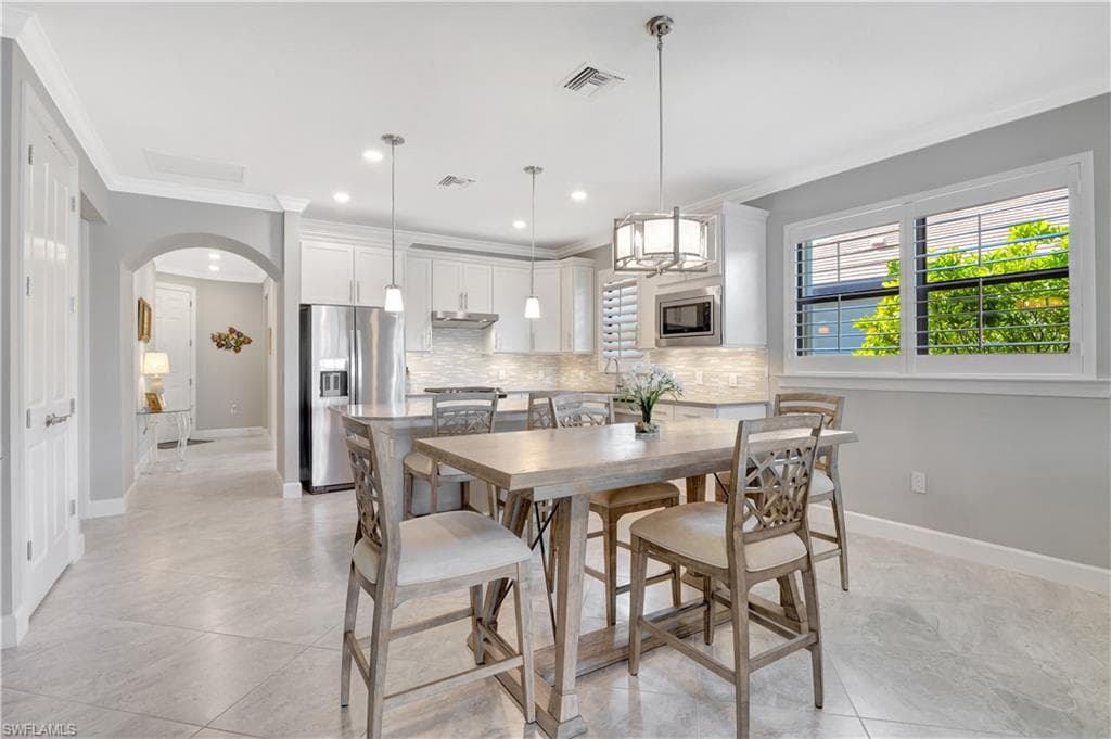 7815 Jacaranda Ln, Naples, FL 34114-7