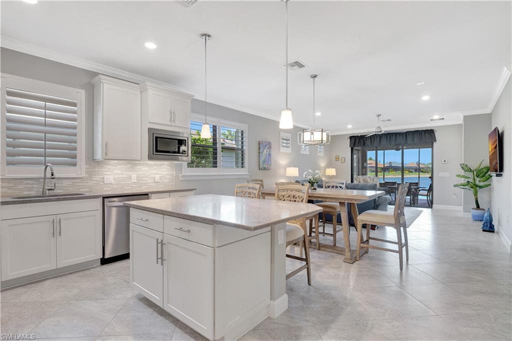 7815 Jacaranda Ln, Naples, FL 34114-8