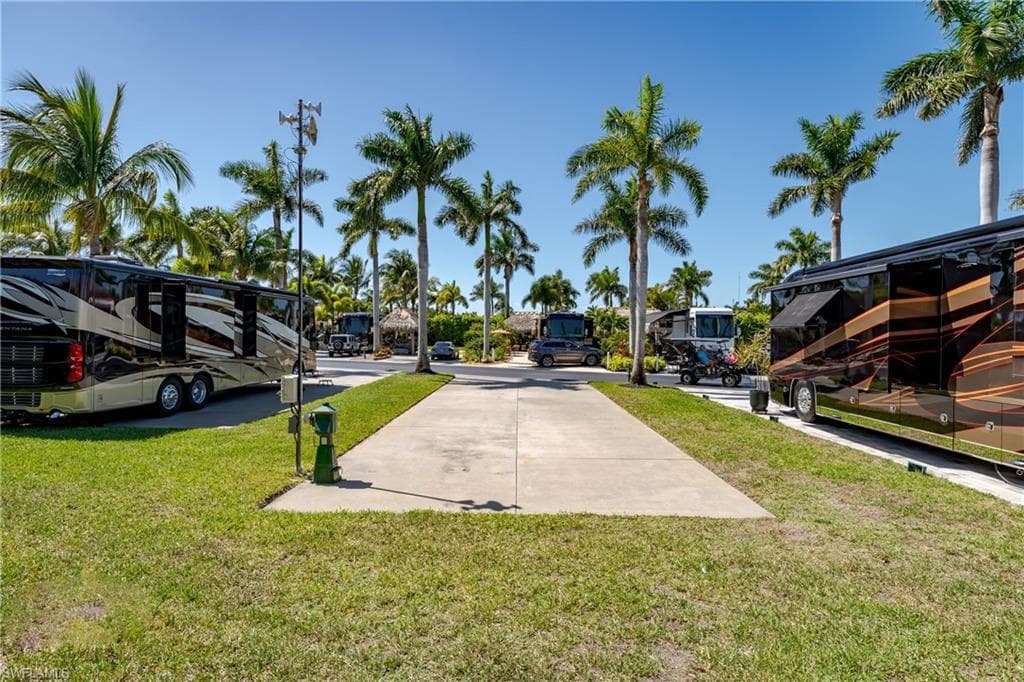 13594 Snapper Ln, Naples, FL 34114-13