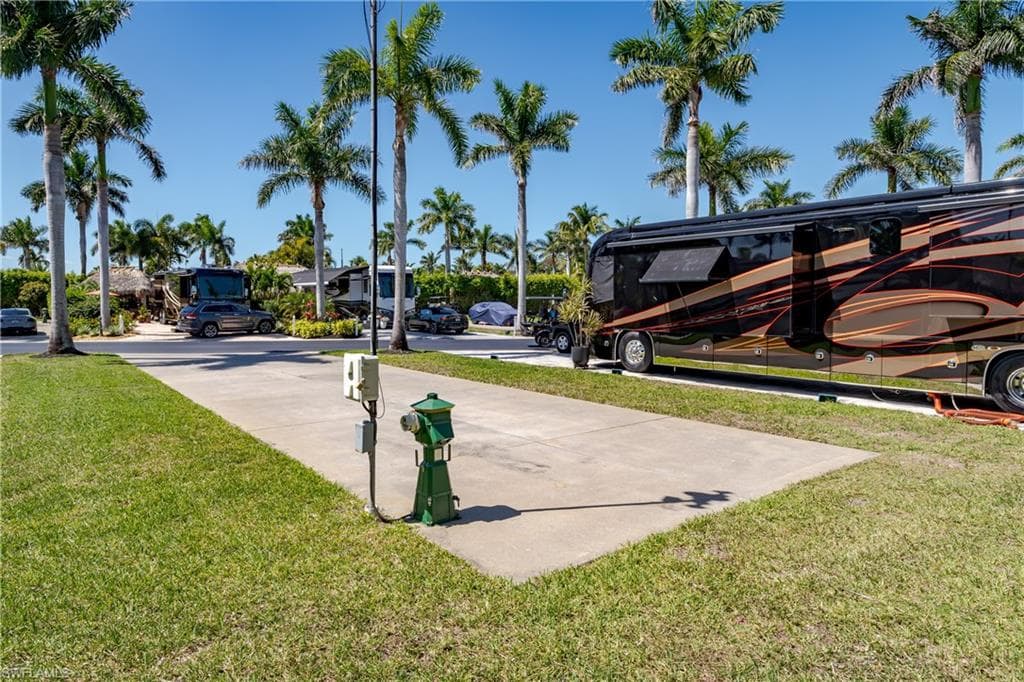 13594 Snapper Ln, Naples, FL 34114-15